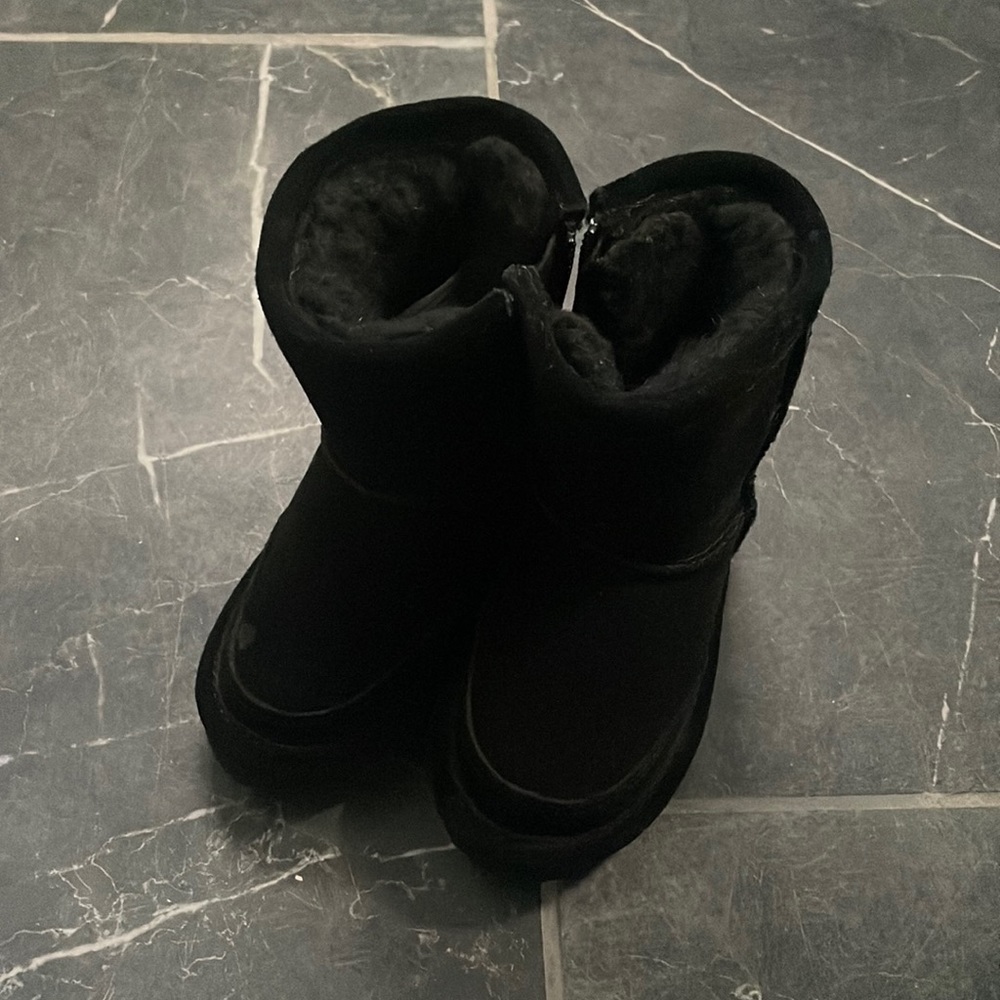 Toddler Size 7 Black Bearpaw Boots